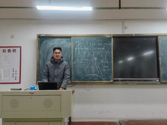 图片包含 室内, 天花板, 橱柜, 男人描述已自动生成 图片包含 室内, 天花板, 橱柜, 男人描述已自动生成