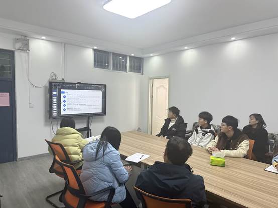 会议室里的人们描述已自动生成 会议室里的人们描述已自动生成